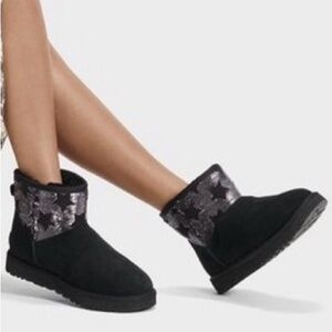 NWOT UGG CLASSIC MINI SILVER SEQUIN STAR BLACK BOOTS 8